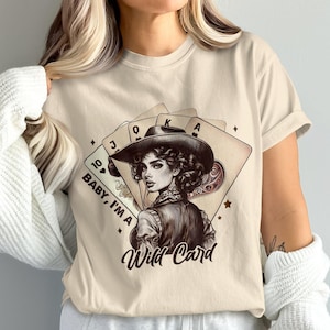 T-shirt graphique de cow-boy du Far West couleurs confort, t-shirt de cartes à jouer vintage, chemise Baby I'm a wild card, t-shirt art western rétro, idée cadeau unique