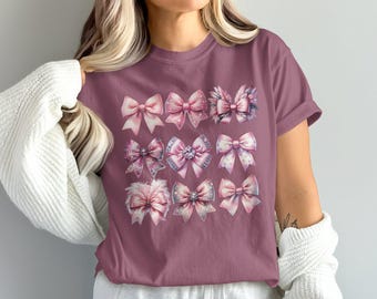 Comfort ColorsピンクのリボンTシャツ、かわいいリボングラフィックTシャツ、かわいいリボンデザインTシャツ、ガーリーなピンクのリボンプリントTシャツ、おしゃれな蝶ネクタイシャツ