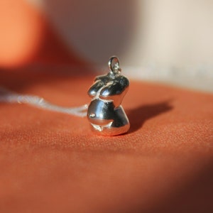 Venus von Willendorf Halskette / Kurvige Mädchen Halskette / Figurine Halskette / Sterling Silber Halskette / nackte Frau Halskette