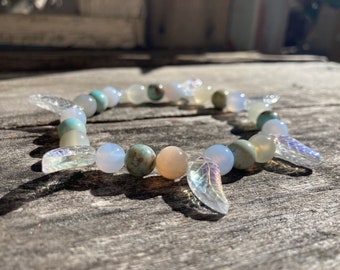 Pulsera bendecida con Reiki de aguas tranquilas: ágata de encaje azul, piedra lunar, jaspe Aqua Terra, hojas de vidrio iridiscentes