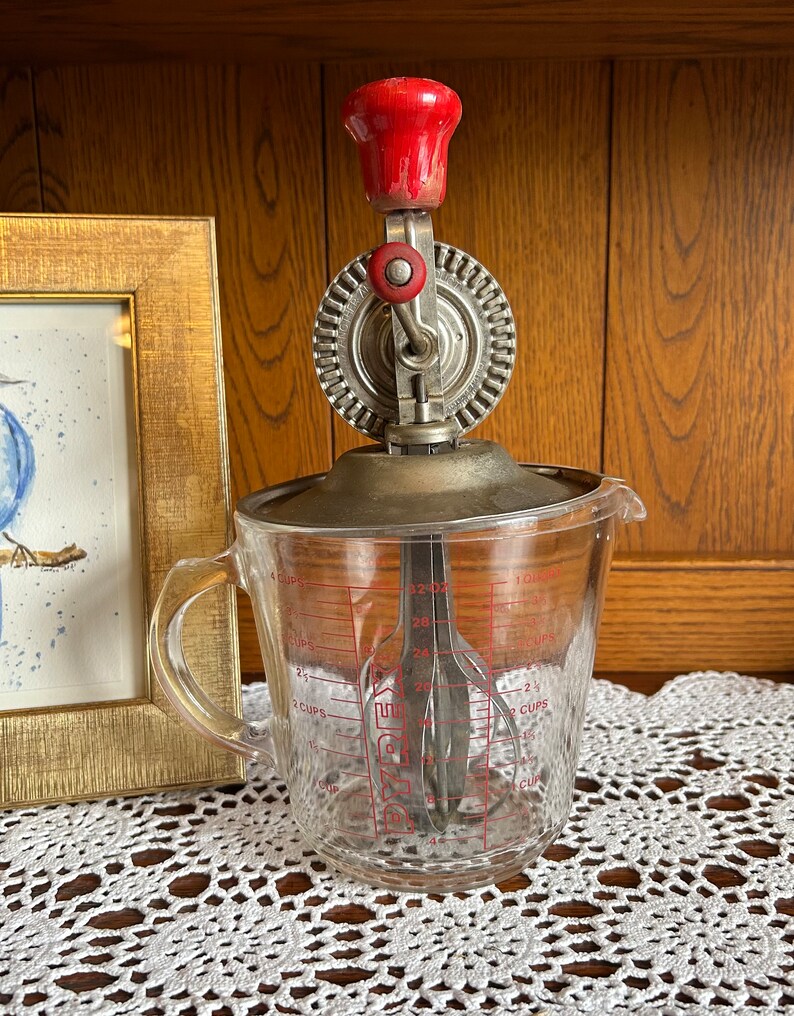 1970s Pyrex Hand Crank Egg Beater and No. 532 Quart Measuring Etsy