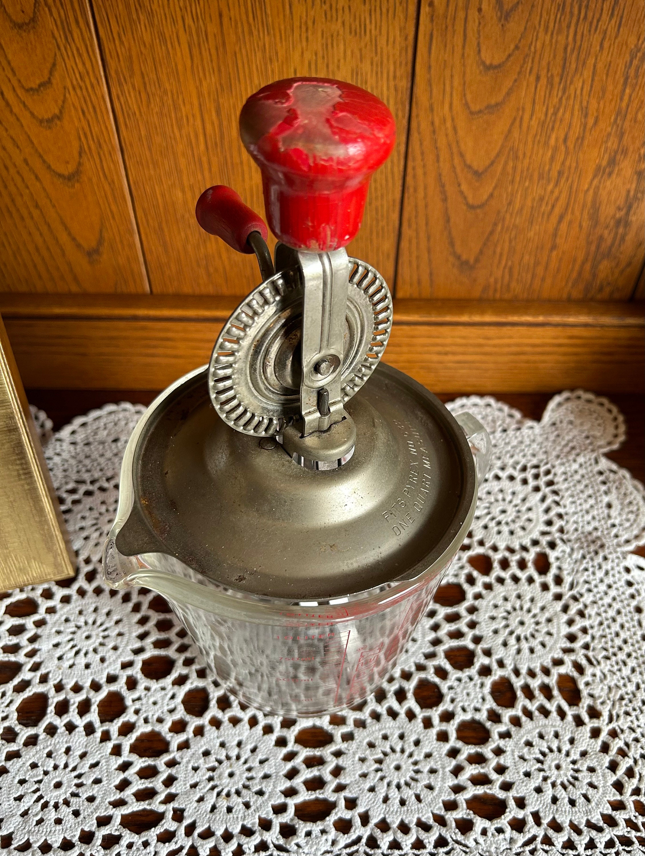 1970s Pyrex Hand Crank Egg Beater and No. 532 Quart Measuring Etsy