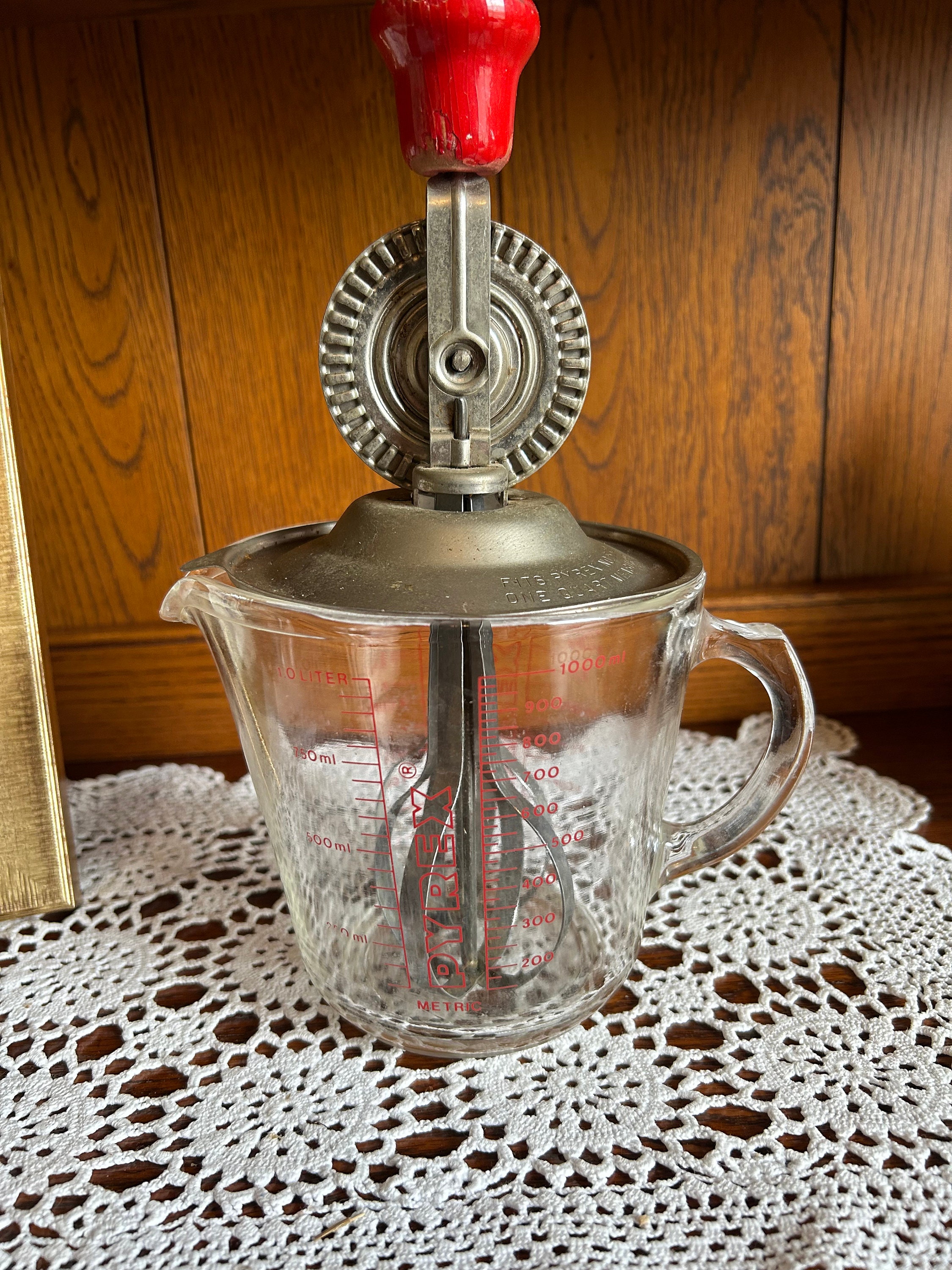 1970s Pyrex Hand Crank Egg Beater and No. 532 Quart Measuring Etsy