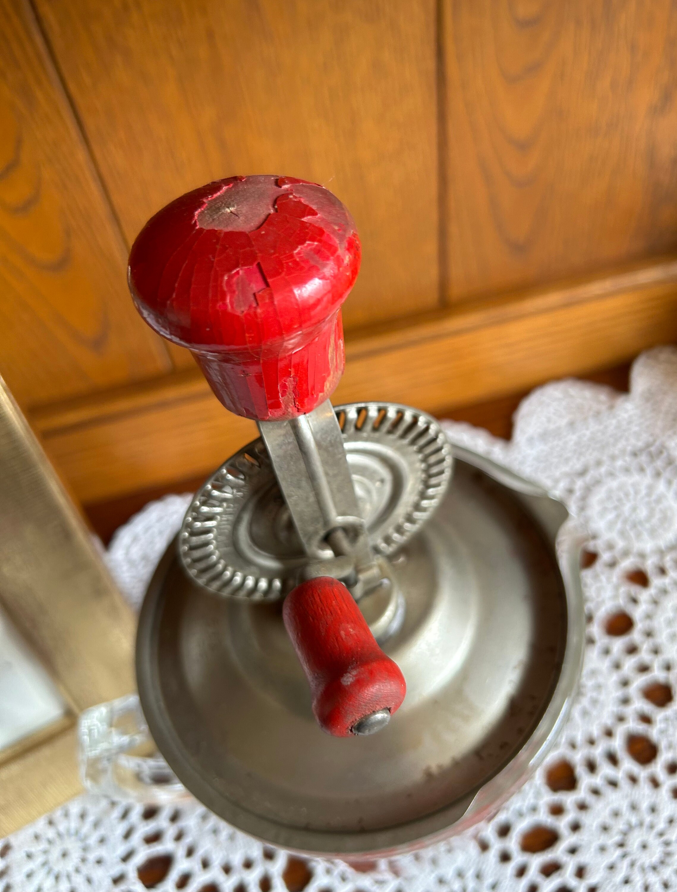 1970s Pyrex Hand Crank Egg Beater and No. 532 Quart Measuring Etsy