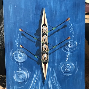 Peut inclure: Peinture vue d'en haut d'une équipe d'aviron dans un bateau sur de l'eau bleue. Le bateau est blanc et marron avec quatre rameurs. Les rames sont noires avec des pointes dorées. Des tourbillons et des lignes blancs représentent l'eau.