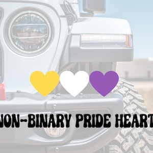 Peut inclure: Une Jeep blanche avec un autocollant en forme de cœur jaune, blanc et violet sur le pare-chocs avant. L'autocollant indique "NON-BINARY PRIDE HEARTS".