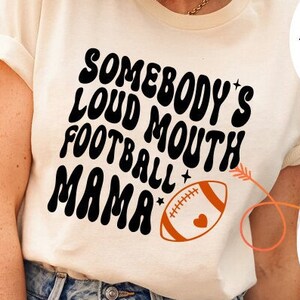 Quelqu’un à forte bouche Football Mama Svg/Png, Football Mom Svg, Football Mama ondulé texte groovy, Football Svg, Football Png, Football Mom Png