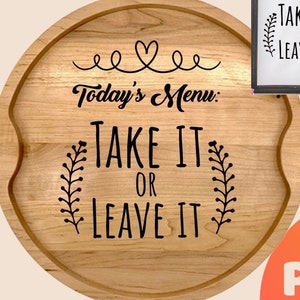 以下が含まれることがあります： 黒い文字で「Today's Menu: Take It Or Leave It」と書かれた木製のお盆。お盆にはハートと花柄の装飾が施されています。