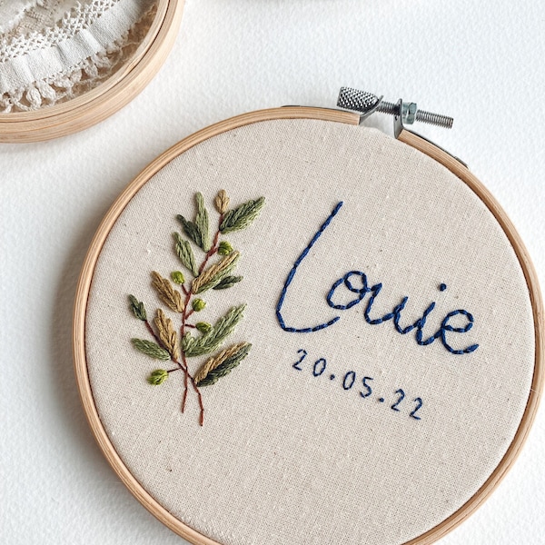 Personalisierte Blumen Stickerei Hoop - benutzerdefinierte Name Hoop Art, handgesticktes Kinderzimmer Dekor, Babyparty oder Geburtsankündigung Geschenk