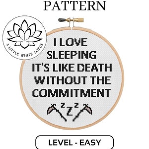 Może przedstawiać: Wzór na haft krzyżykowy do obręczy z tekstem "Uwielbiam spać, to jak śmierć bez zobowiązań" i dwoma skrzyżowanymi sierpami z literami Z. Wzór jest oznaczony jako "Poziom - Łatwy" i jest produktem do pobrania cyfrowego kompatybilnym z oprogramowaniem Pattern Keeper.