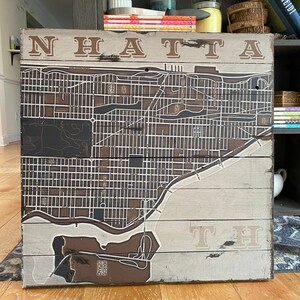 Manhattan / Mapa de madera de la ciudad de Nueva York / Gráfico topográfico de madera colgante de pared, 24 x 24 x 2 pulgadas