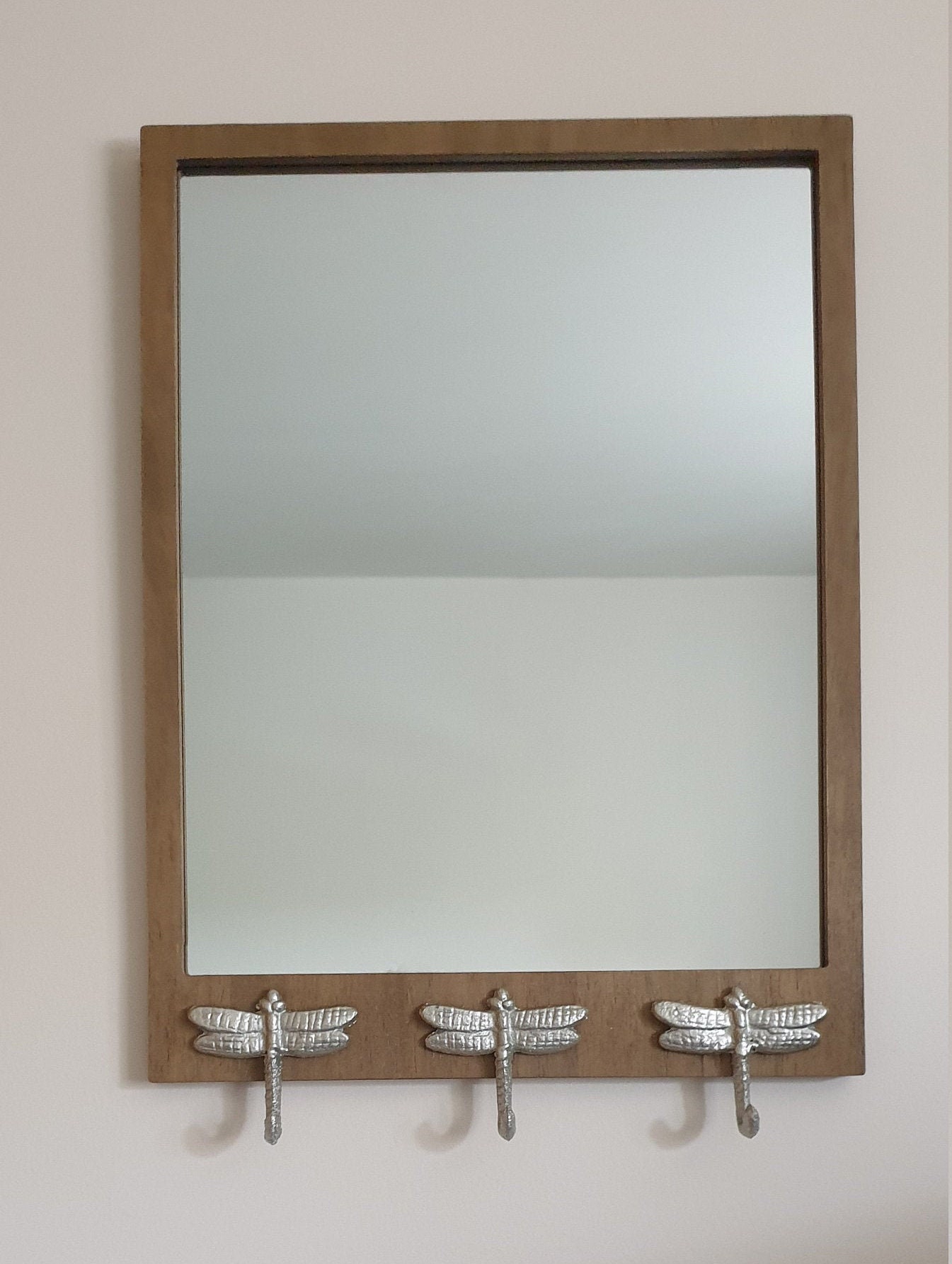 Espejo enmarcado de madera con ganchos de libélula | Etsy