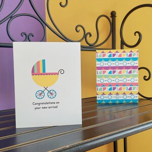 Baby Glückwunschkarte im Retro Kinderwagen Design