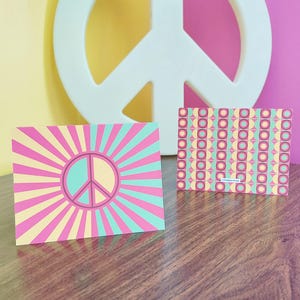 Tarjeta con el símbolo de la paz / Tarjeta retro con la paz / Tarjeta de felicitación hippie / Tarjeta hippie con la paz / Tarjeta con la paz de los años 60 / Tarjeta con la paz de los años 60 / Tarjeta con patrones de los años 60