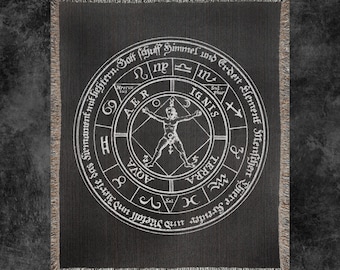 Puede incluir: Un tapiz tejido en blanco y negro con un diseño circular que presenta una figura humana con los brazos extendidos, rodeada de un círculo de texto en alemán. El texto dice "du 15 Suz phur IGNIS fiehtern. Saft sejuff Himmel und Erdert Element Menscher Mrecur 69 AER C H + Shiere Kreuter TERRA ४ und Mefall und Zierte das Sirmament mif Sal".