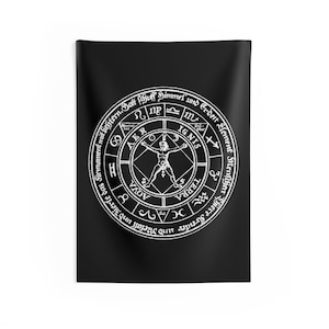 Puede incluir: Tapiz de pared negro con un diseño circular blanco. El diseño incluye texto y símbolos, con una figura humana central dentro de una forma geométrica, rodeada de símbolos astrológicos. El fondo es negro.