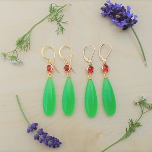 Boucles d'oreilles élégantes en forme de lustre en jade vert, remplies d'or 14 carats, argent sterling 925 image 3