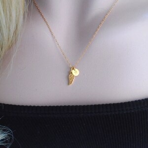 Collana con piccola iniziale a forma di ala d&#39;angelo, oro rosa e argento 18 carati, piccola iniziale con lettera, regalo per damigella d&#39;onore, collana personalizzata