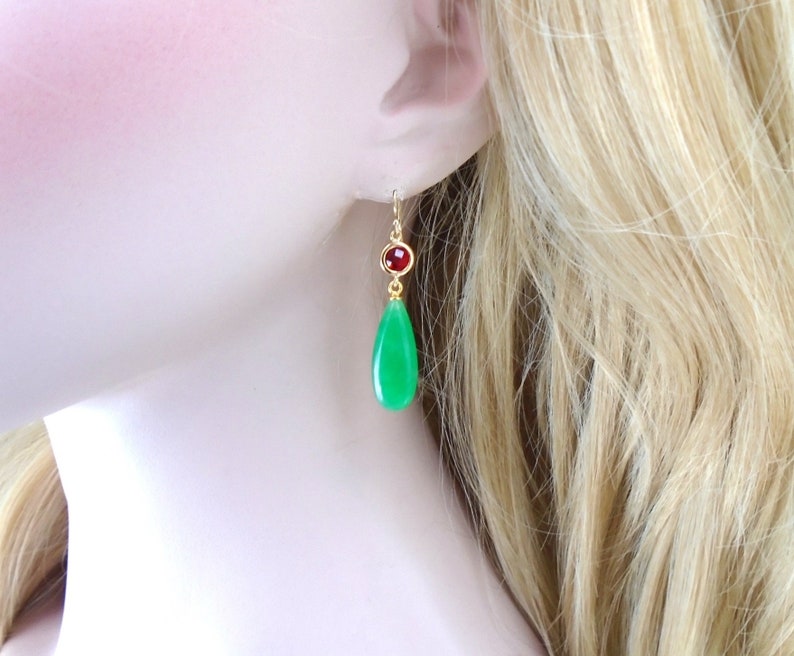 Boucles d'oreilles élégantes en forme de lustre en jade vert, remplies d'or 14 carats, argent sterling 925 image 6