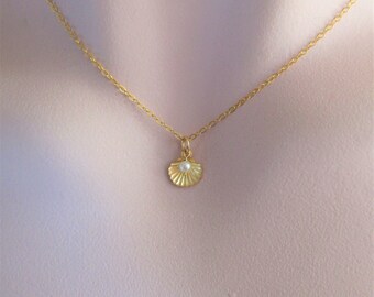 Pretty and Dainty 14K Gold Filled Shell With Pearl Necklace, Pearl Necklace, Birthday Gift, Unique Gift