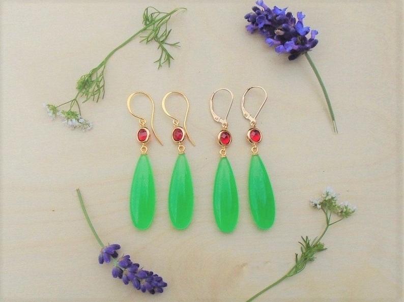 Boucles d'oreilles élégantes en forme de lustre en jade vert, remplies d'or 14 carats, argent sterling 925 image 3