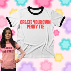 Puede incluir: Camiseta blanca con ribete negro y el texto rojo "CREATE YOUR OWN PENNY TEE". Una persona lleva una camiseta rosa con el texto "SOUTH FROGSPIT". El fondo es un estampado floral.