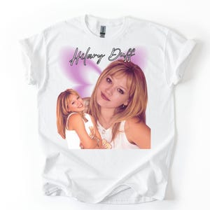 Op de afbeelding: Een set van drie keramische mokken met een gespikkelde, matte afwerking. De mokken zijn in tinten crème, lichtgrijs en donkergrijs. Elke mok heeft een eenvoudig, minimalistisch ontwerp, perfect voor koffie of thee.