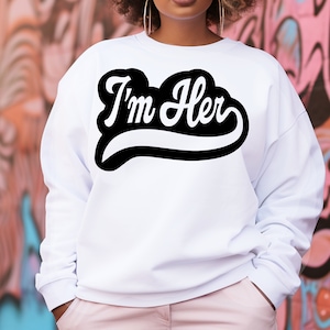 Peut inclure: Sweat-shirt blanc avec un texte noir qui dit "I'm Her" dans une police rétro.