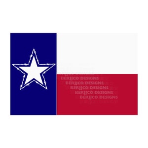 Puede incluir: Una bandera azul y roja con una estrella blanca rodeada de alambre de púas. La estrella está en la sección azul de la bandera. La sección roja de la bandera tiene el texto "BERJICO DESIGNS" repetido varias veces.