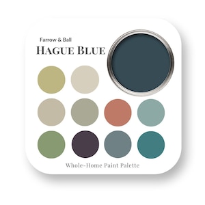 Op de afbeelding: Een verfkleurenpalet met Hague Blue van Farrow & Ball. Het palet bevat een verscheidenheid aan kleuren, waaronder groen, grijs, blauw en bruin.