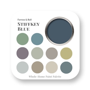 Op de afbeelding: Een verfkleurenpalet met Stiffkey Blue van Farrow & Ball. Het palet bevat een verscheidenheid aan tinten, waaronder groen, grijs, beige en blauw.