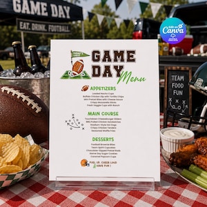 Könnte beinhalten: Eine weiße Menükarte mit der Überschrift Game Day Menu in brauner und grüner Schrift. Sie listet Vorspeisen, Hauptgerichte und Desserts wie Nachos, Cheeseburger-Slider und Brownie-Häppchen auf, ergänzt durch Grafiken von Footballs.