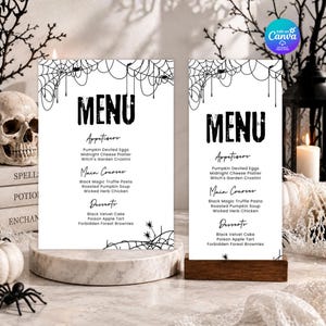 Op de afbeelding: Twee witte rechthoekige menukaarten met zwarte spinnenwebillustraties aan de boven- en onderkant. De tekst bevat MENU, Appetisers, Main Courses en Desserts, gevolgd door een lijst met gerechten zoals Pumpkin Deviled Eggs en Black Velvet Cake.