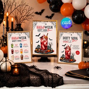 Könnte beinhalten: Drei goldgerahmte Schilder für eine Halloween Dirty Soda Bar. Das mittlere Schild zeigt eine rote Getränkeillustration mit dem Text Halloween Dirty Soda Bar. Die Seitenschilder listen Getränkemenüs und Anleitungen mit Spinnennetz- und Fledermausgrafiken.
