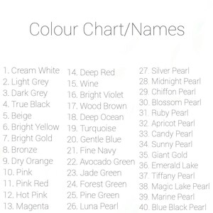 Pode incluir: Um gr&aacute;fico de cores intitulado "Colour Chart/Names" &eacute; apresentado sobre um fundo branco. O gr&aacute;fico lista 40 nomes de cores, incluindo "Cream White", "Pink", "Turquoise" e v&aacute;rias tonalidades peroladas como "Silver Pearl" e "Ruby Pearl".
