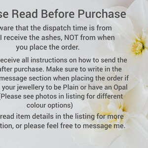 Pode incluir: Texto em fundo branco com informa&ccedil;&otilde;es antes da compra, incluindo prazos de envio e instru&ccedil;&otilde;es de encomenda. Flores brancas no fundo.