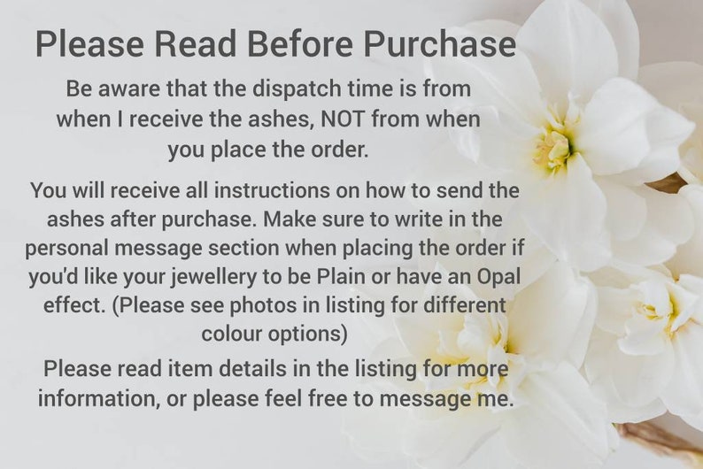 Pode incluir: Texto em fundo branco com informa&ccedil;&otilde;es antes da compra, incluindo prazos de envio e instru&ccedil;&otilde;es de encomenda. Flores brancas no fundo.
