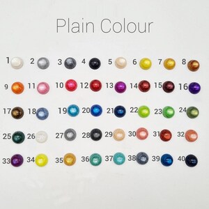 Pode incluir: Um gr&aacute;fico de cores com 40 contas redondas e lisas numeradas. As cores variam do branco, prata e preto a v&aacute;rios tons de vermelho, azul, verde e dourado. O texto "Plain Colour" est&aacute; no topo.
