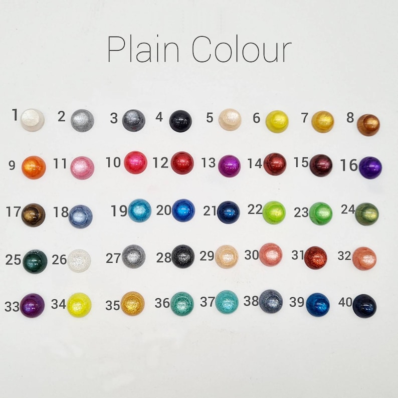 Pode incluir: Um gr&aacute;fico de cores com 40 contas redondas e lisas numeradas. As cores variam do branco, prata e preto a v&aacute;rios tons de vermelho, azul, verde e dourado. O texto "Plain Colour" est&aacute; no topo.