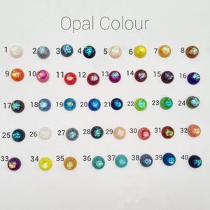 Pode incluir: Um gr&aacute;fico de cores de 40 contas de cor opala, cada uma com um brilho iridescente &uacute;nico. As contas est&atilde;o dispostas em linhas e colunas, numeradas de 1 a 40. O texto "Opal Colour" est&aacute; no topo.