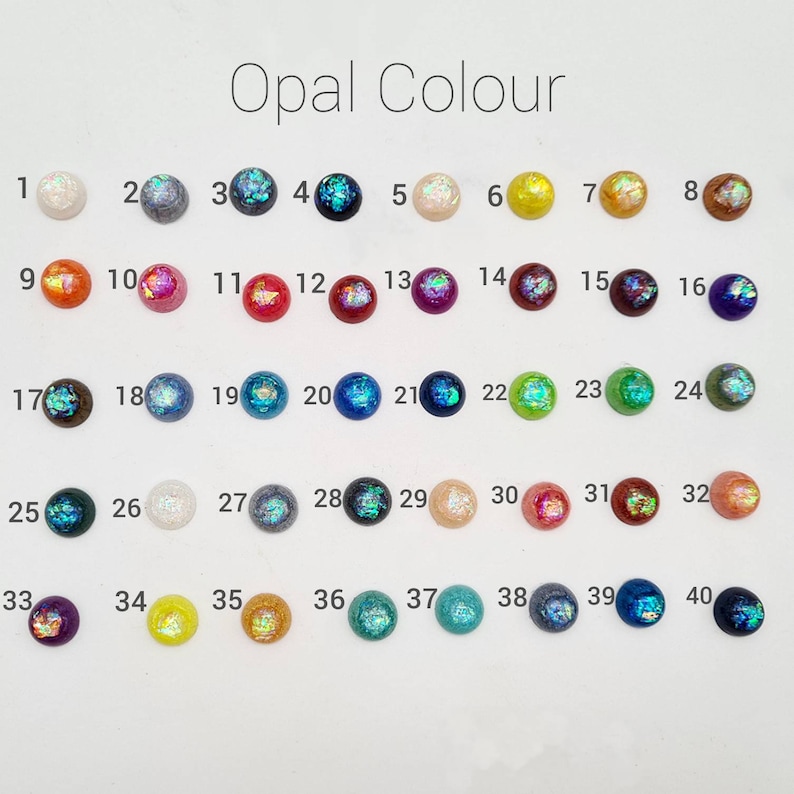 Pode incluir: Um gr&aacute;fico de cores de 40 contas de cor opala, cada uma com um brilho iridescente &uacute;nico. As contas est&atilde;o dispostas em linhas e colunas, numeradas de 1 a 40. O texto "Opal Colour" est&aacute; no topo.