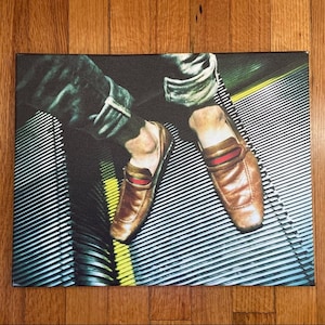 Puede incluir: Un par de mocasines de cuero marrón con rayas rojas y blancas en la parte superior de los zapatos. Los zapatos están en una escalera mecánica en movimiento.