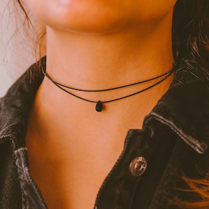 Delicado collar gargantilla negro de doble capa, collar con forma de lágrima, gargantilla de cordón fino, gargantilla boho, collares hippies para mujer, gargantilla minimalista