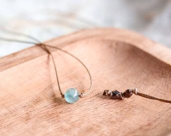 Fluorit Halskette, winzige Kristall Halskette, Edelstein Choker, WASSERDICH, Skurril Free Spirit Boho Schmuck, Indie Date Night Schmuck