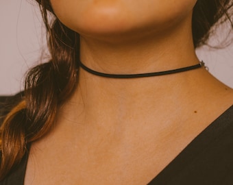 Gargantilla negra fina, collar de cuero de ante vegano suave, collares delicados para mujeres, gargantilla gótica minimalista, gargantilla simple, joyería negra boho