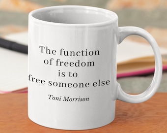 Taza de café con cita de Toni Morrison / Regalo para lectores