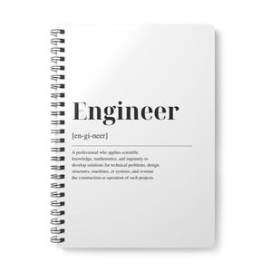 Pode incluir: Um caderno branco com uma espiral preta. A capa apresenta a palavra "Engineer" em negrito preto com a definição abaixo: "[en-gi-neer] Um profissional que aplica conhecimento científico, matemática e engenho para desenvolver soluções para problemas técnicos, projetar estruturas, máquinas ou sistemas, e supervisionar a construção ou operação de tais projetos."