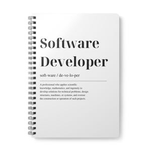 Puede incluir: Una libreta blanca con una encuadernación en espiral negra. La portada tiene el texto "Software Developer" con la definición "soft-ware / de-ve-lo-per" y una descripción del trabajo.