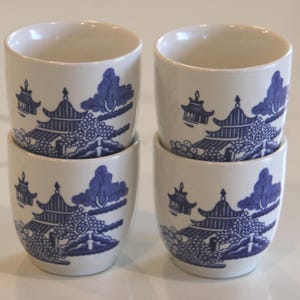 ヴィンテージ チャーチル ボーンチャイナ ウィロー柄 エッグカップ 4個セット - ブルー＆ホワイト、カントリー、コテージキッチン