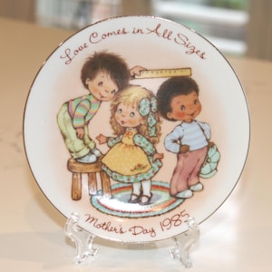 Pretty Vintage Avon Small Mother's Day 1985 Decorative Display Plate - Love Comes In All Sizes - Home Decor - Collectible - Quaint - Gift